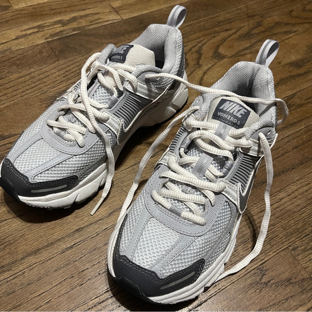 Nike Vomero 5 Silver and White Running Shoes
